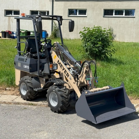 Kompaktowa ładowarka kołowa Meyer LW15 z silnikiem Perkins Euro 5 i sterowaniem joystickiem Kompaktowa ładowarka kołowa Meyer LW15 z silnikiem Perkins Euro 5 i sterowaniem joystickiem
