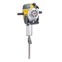 Młot spalinowy Wacker Neuson BH40 w akcji wyburzeniowej Młot spalinowy Wacker Neuson BH40 w akcji wyburzeniowej