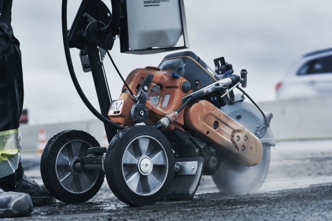 Profesjonalna przecinarka spalinowa Husqvarna K 770 z tarczą o średnicy 350 mm Profesjonalna przecinarka spalinowa Husqvarna K 770 z tarczą o średnicy 350 mm