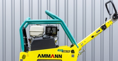 Profesjonalna zagęszczarka rewersyjna Ammann APR 52/75 z silnikiem Honda i płytą 600 mm Profesjonalna zagęszczarka rewersyjna Ammann APR 52/75 z silnikiem Honda i płytą 600 mm
