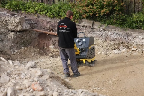 Ciężka zagęszczarka rewersyjna Bomag BPR 70/70 D/E z silnikiem Hatz i rozruchem elektrycznym Ciężka zagęszczarka rewersyjna Bomag BPR 70/70 D/E z silnikiem Hatz i rozruchem elektrycznym