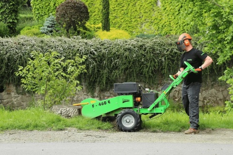 Karczownik Laski D 460E/27 podczas pracy