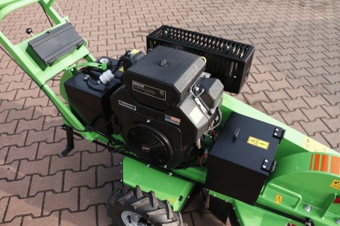 Karczownik Laski D 460E/27 silnik Kohler widok na silnik