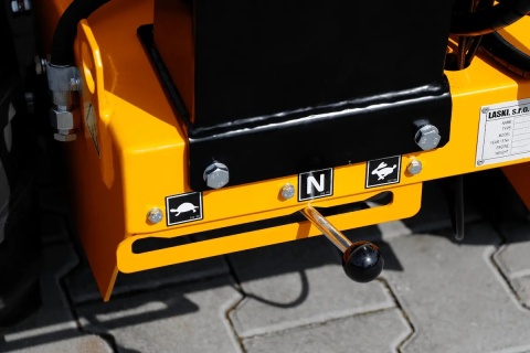 koparka łancuchowa laski TR 60 HC z napędem hydraulicznym dźwignia zmiany prędkości