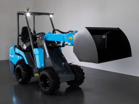 Przegubowa Miniładowarka Kołowa Messersi WL100  w salonie