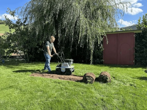Wycinarka do darni Kommet RS 3040 podczas pracy
