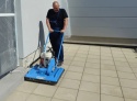 Zagęszczarka rolkowa Weber VPR 700 podczas pracy przy  ścianie